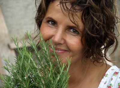 Priska Weger vom Oberhaslerhof in Schenna, seit Jahren Mitglied der Marke Roter Hahn, hat erst kuerzlich ein Buch über Kraeuter veroeffentlicht