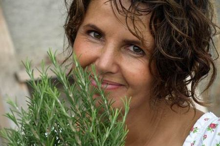 Priska Weger vom Oberhaslerhof in Schenna, seit Jahren Mitglied der Marke Roter Hahn, hat erst kuerzlich ein Buch über Kraeuter veroeffentlicht