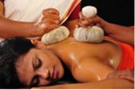 Mit Heilkraeutern gefuellte Massagestempel unterstuetzen die Wirkung einer Ayurveda-Kur in den Barberyn Resorts Sri Lanka