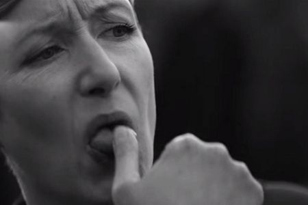 Muetter hassen verschmierte Gesichter und servieren gern Brokkoli Edekas Fortsetzung zur Muttertagskampagne ist der deutlich zahmere Vatertagsspot