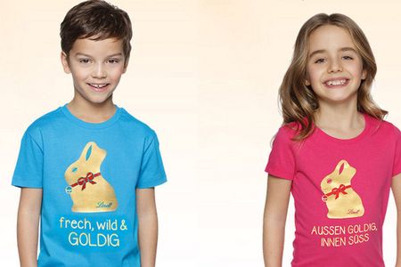 Merchandsing T-Shirts, die Lindt für Jungen und Maedchen anbietet. Bei den Jungs steht auf gruenem Untergrund: Frech, wild, goldig. Die Maedchen werden mit Außen goldig, innen sueß bezeichnet