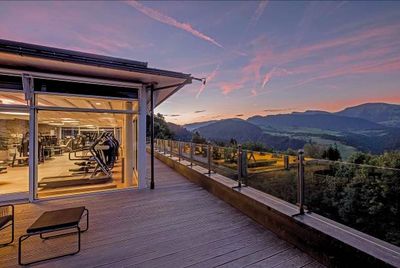 Dank seiner Suedhanglage am Stießberg bietet das Hotel Allgaeu Sonne einen unverbauten Blick auf die umliegenden Gipfel