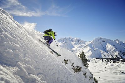 Powderfans schätzen Warth-Schröcken/Ski Arlberg im österreichischen Vorarlberg  vor allem wegen der Schneemengen und den legendären Backcountry-Abfahrten durch über 200 Kilometer Tiefschnee