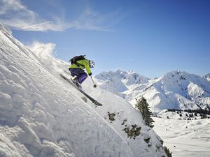 Powderfans schätzen Warth-Schröcken/Ski Arlberg im österreichischen Vorarlberg vor allem wegen der Schneemengen und den legendären Backcountry-Abfahrten durch über 200 Kilometer Tiefschnee Powderfans schätzen Warth-Schröcken/Ski Arlberg im österreichischen Vorarlberg vor allem wegen der Schneemengen und den legendären Backcountry-Abfahrten durch über 200 Kilometer Tiefschnee