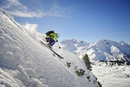 Powderfans schätzen Warth-Schröcken/Ski Arlberg im österreichischen Vorarlberg  vor allem wegen der Schneemengen und den legendären Backcountry-Abfahrten durch über 200 Kilometer Tiefschnee