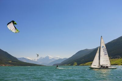 Die internationale Kitesurf-Elite weiß neben den perfekten Windverhältnissen am Reschensee auch die umliegende Bilderbuch-Landschaft des Vinschgau zu schätzen