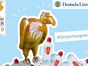 Nestlé-Marke Vittel erhaelt den Negativpreis Goldenen Geier wegen Einweg Plastikflaschen Nestlé-Marke Vittel erhaelt den Negativpreis Goldenen Geier wegen Einweg Plastikflaschen