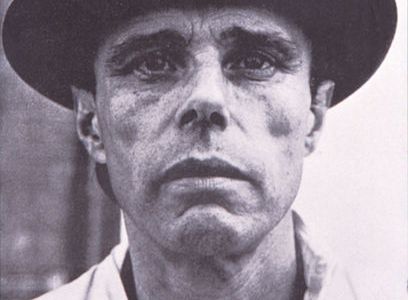 Zerstörungsabsicht und persönliche Demontage dürften die absichten des Hans Peter Riegels sein. Er will Joseph Beuys ausfegen