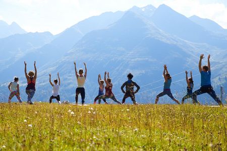 Die Kraft der Tiroler Berge spüren – beim Mountain Yoga Festival St. Anton am Arlberg von 1. bis 4. September 2022 sind Einsteiger ebenso willkommen wie erfahrene Yogis