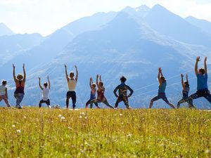 Die Kraft der Tiroler Berge spüren – beim Mountain Yoga Festival St. Anton am Arlberg von 1. bis 4. September 2022 sind Einsteiger ebenso willkommen wie erfahrene Yogis Die Kraft der Tiroler Berge spüren – beim Mountain Yoga Festival St. Anton am Arlberg von 1. bis 4. September 2022 sind Einsteiger ebenso willkommen wie erfahrene Yogis