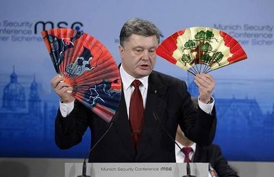 Petro Poroschenko mit Reisepässen.
