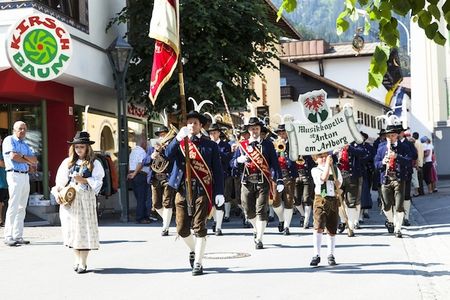 Reisen St Anton Marschmusik in der Fussgaengerzone