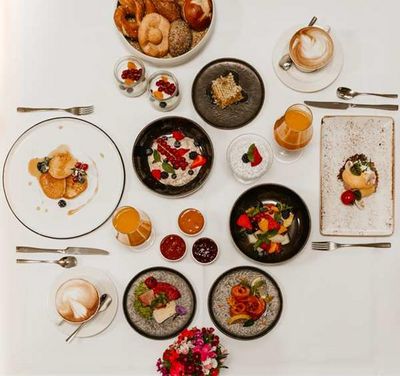 Immer sonntags sowie an den Weihnachtsfeiertagen 2021 genießen Gäste beim „Vier Jahreszeiten Brunch“ im Hotel Vier Jahreszeiten Starnberg wechselnde Spezialitäten