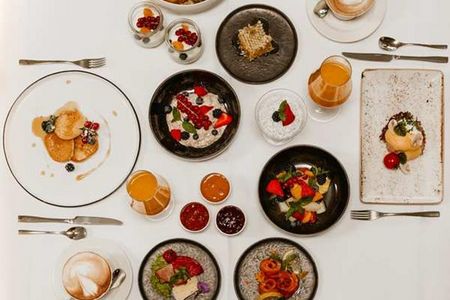Immer sonntags sowie an den Weihnachtsfeiertagen 2021 genießen Gäste beim „Vier Jahreszeiten Brunch“ im Hotel Vier Jahreszeiten Starnberg wechselnde Spezialitäten