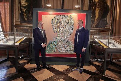 Stefano Campagnolo, der Direktor der Biblioteca Nazionale Marciana mit Leon Löwentraut vor dem Hauptwerk der Ausstellung in Venedig La Duchessa