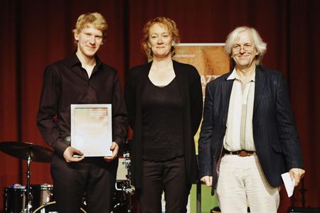 Julia Huelsmann, Wir freuen uns, einen so produktiven und eigenständigen jungen Kuenstler auszuzeichnen! Foto: Bertram Burkert bei der Preisverleihung.