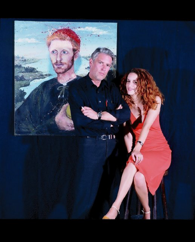 Gottfried Boehmer und Anna Vilents 2003 vor der Ausstellung mit den Promi-Motiven