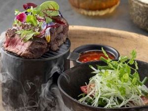 Das moderne thailändische Tapas-Konzept des Sa-Nga Restaurants im Centara Reserve Samui auf der Insel Koh Samui umfasst neue Interpretationen der klassischen Landesküche