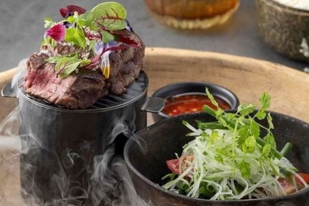 Das moderne thailändische Tapas-Konzept des Sa-Nga Restaurants im Centara Reserve Samui auf der Insel Koh Samui umfasst neue Interpretationen der klassischen Landesküche