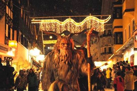Besonderer Geheimtipp, da besonders schaurig – beim landestypischen Krampalar-Lauf ziehen alljährlich am 5. Dezember gruselige Gesellen durch St. Anton am Arlberg in Österreich