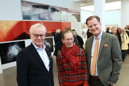 DIE FAMILIENUNTERNEHMER in der Galerie Hans Mayer, Dr. Georg Rotthege und Marco van der Meer mit der Gattin des Galeristen