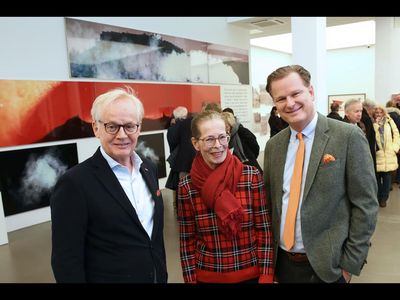 DIE FAMILIENUNTERNEHMER in der Galerie Hans Mayer, Dr. Georg Rotthege und Marco van der Meer mit der Gattin des Galeristen