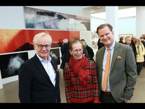 DIE FAMILIENUNTERNEHMER in der Galerie Hans Mayer, Dr. Georg Rotthege und Marco van der Meer mit der Gattin des Galeristen DIE FAMILIENUNTERNEHMER in der Galerie Hans Mayer, Dr. Georg Rotthege und Marco van der Meer mit der Gattin des Galeristen