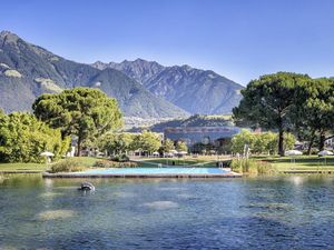 Was für ein Blick! Diesen genießen Therme-Meran-Gäste, die sich eine Relax Lounge am Seerosenteich in Südtirols Signature Spa mieten Was für ein Blick! Diesen genießen Therme-Meran-Gäste, die sich eine Relax Lounge am Seerosenteich in Südtirols Signature Spa mieten
