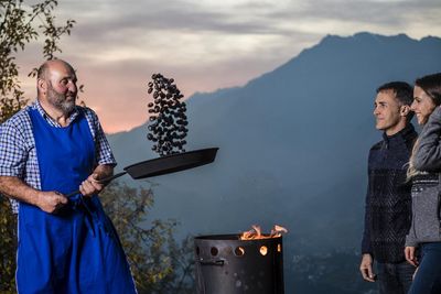 Beim traditionellen Südtiroler Törggele-Brauch dürfen auch in Schenna bei Meran die über offenem Feuer gerösteten „Keschtn“ (Kastanien) zum so genannten „Suser“ (junger Wein) nicht fehlen