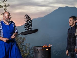 Beim traditionellen Südtiroler Törggele-Brauch dürfen auch in Schenna bei Meran die über offenem Feuer gerösteten „Keschtn“ (Kastanien) zum so genannten „Suser“ (junger Wein) nicht fehlen Beim traditionellen Südtiroler Törggele-Brauch dürfen auch in Schenna bei Meran die über offenem Feuer gerösteten „Keschtn“ (Kastanien) zum so genannten „Suser“ (junger Wein) nicht fehlen