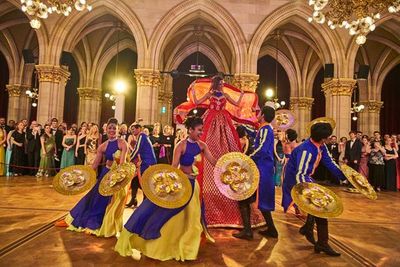 Traditionelles Wiener Ballgeschehen und musikalische und taenzerische Importe aus Indien