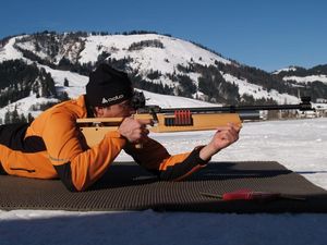 Puls runter, Feuer frei: Beim Volksbiathlon in Hochfilzen treten rund 400 Hobbysportler gegeneinander an Puls runter, Feuer frei: Beim Volksbiathlon in Hochfilzen treten rund 400 Hobbysportler gegeneinander an