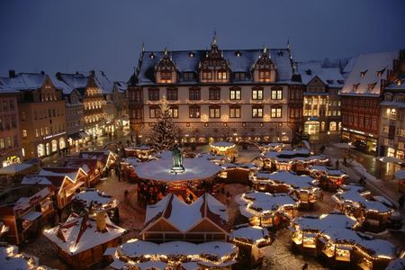 In den rustikalen Buden und Huetten schmecken Bratwurst und Gluehwein auch bei schlechtem Wetter auf dem Coburger Weihnachtsmarkt