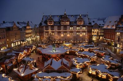 In den rustikalen Buden und Huetten schmecken Bratwurst und Gluehwein auch bei schlechtem Wetter auf dem Coburger Weihnachtsmarkt