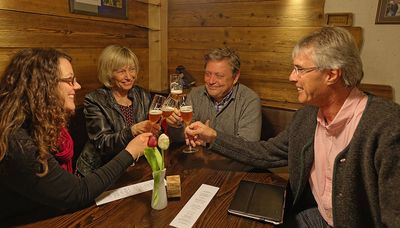 Der erste Schluck schmeckt auch Dr. Bernd Sauer