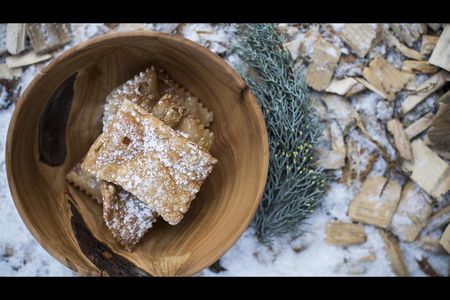 Kloatznkrapfen sind auf zahlreichen Hoefen der Suedtiroler Qualitaetsmarke Roter Hahn kulinarisches Pflichtprogramm zur Weihnachtszeit