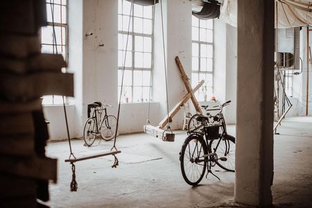 In Füssens ehemaliger Hanffabrik aus der Mitte des 19. Jahrhunderts erweckt der Allgäuer Designer Florian Hipp alte Fahrräder zu neuem Leben