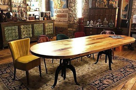 Im britischen Bidding Room wird um Troedel  nach dem Vorbild von Bares fuer Rares gefeilscht