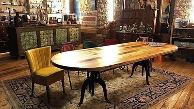 Im britischen Bidding Room wird um Troedel  nach dem Vorbild von Bares fuer Rares gefeilscht