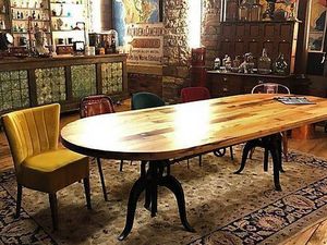 Im britischen Bidding Room wird um Troedel nach dem Vorbild von Bares fuer Rares gefeilscht Im britischen Bidding Room wird um Troedel nach dem Vorbild von Bares fuer Rares gefeilscht