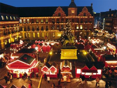 Nun ist es wieder soweit: Bis zum 23. Dezember verzaubert der Weihnachtsmarkt die Düsseldorfer Innenstadt an sieben verschiedenen Orten und verleiht ihr einen ganz besonderen Glanz. In der City laden kunstvoll gestaltete Themenwelten zu einer wahren Entdeckungstour ein. Die einzelnen Plätze liegen alle in unmittelbarer Nähe zueinander, so dass die Besucher sie bequem zu Fuß erreichen können.
