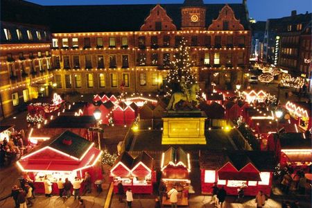 Nun ist es wieder soweit: Bis zum 23. Dezember verzaubert der Weihnachtsmarkt die Düsseldorfer Innenstadt an sieben verschiedenen Orten und verleiht ihr einen ganz besonderen Glanz. In der City laden kunstvoll gestaltete Themenwelten zu einer wahren Entdeckungstour ein. Die einzelnen Plätze liegen alle in unmittelbarer Nähe zueinander, so dass die Besucher sie bequem zu Fuß erreichen können.