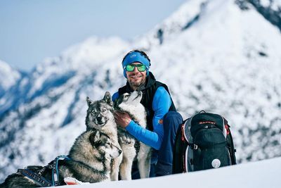 Hubertus Lindner – hier mit seinen Huskies Valluga, Yuta und Lilly – ist staatlich geprüfter Ski- und Bergführer und betreibt im Lechtaler Auszeitdorf Gramais/Tirol die Bergschule Lechtal