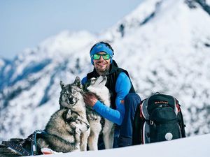 Hubertus Lindner – hier mit seinen Huskies Valluga, Yuta und Lilly – ist staatlich geprüfter Ski- und Bergführer und betreibt im Lechtaler Auszeitdorf Gramais/Tirol die Bergschule Lechtal Hubertus Lindner – hier mit seinen Huskies Valluga, Yuta und Lilly – ist staatlich geprüfter Ski- und Bergführer und betreibt im Lechtaler Auszeitdorf Gramais/Tirol die Bergschule Lechtal