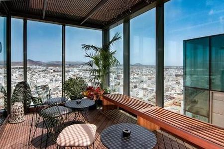 Hoch über den Daechern von Lanzarotes Hauptstadt befindet sich die Bar des Arrecife Gran Hotel & Spa