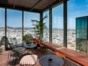 Hoch über den Daechern von Lanzarotes Hauptstadt befindet sich die Bar des Arrecife Gran Hotel & Spa