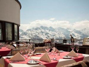 Haubenkueche auf 2.085 Metern, die Verwallstube am Galzig oberhalb von St. Anton am Arlberg in Tirol gilt als Dauergast im Gault-Millau, 2020 mit 15 Punkten und drei Hauben Haubenkueche auf 2.085 Metern, die Verwallstube am Galzig oberhalb von St. Anton am Arlberg in Tirol gilt als Dauergast im Gault-Millau, 2020 mit 15 Punkten und drei Hauben