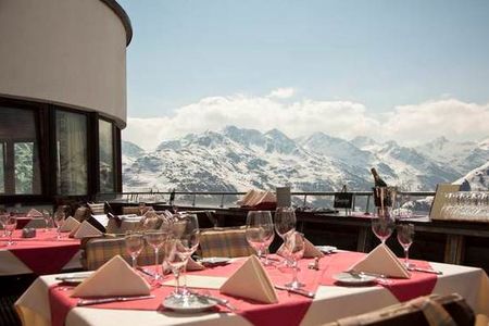 Haubenkueche auf 2.085 Metern, die Verwallstube am Galzig oberhalb von St. Anton am Arlberg in Tirol gilt als Dauergast im Gault-Millau, 2020 mit 15 Punkten und drei Hauben