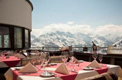 Haubenkueche auf 2.085 Metern, die Verwallstube am Galzig oberhalb von St. Anton am Arlberg in Tirol gilt als Dauergast im Gault-Millau, 2020 mit 15 Punkten und drei Hauben