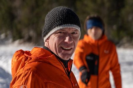 Im Rahmen des Events MonsLive erlaufen sich Sternekoch Chris Oberhammer (vorn) und Ex-Marathonläufer Gianni Poli kulinarische Erlebnisse in ganz Südtirol bei den bäuerlichen Direktvermarktern der Marke „Roter Hahn“